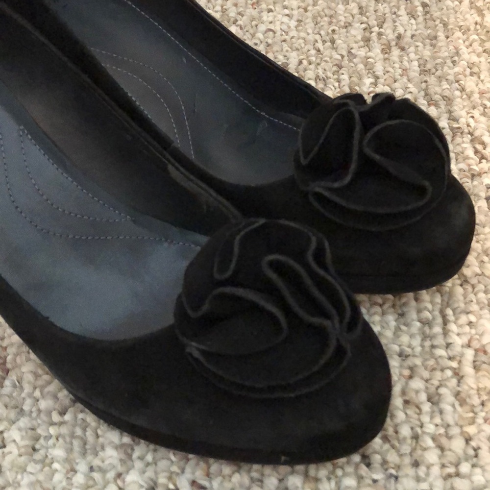 Tahari Frankie black suede heel with flower on toe